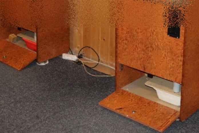 V restauraci prý usnul na záchodě, ve skutečnosti ale vykrádal automaty