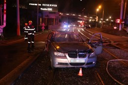 Auto skončilo v plamenech po nehodě v Olomouci