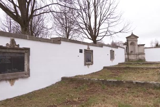 V Oldřichově opravili zeď u hřbitova