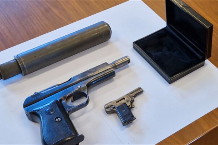 Nejmenší samonabíjecí pistole na světě i metrový náboj. Zbraňová amnestie v MS kraji odhalila unikáty