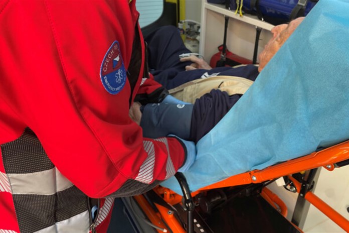 Dvoutunový předmět částečně zavalil 56letého muže v Horní Suché