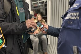 Desítky lidí bez platné jízdenky vyloučily z ostravské MHD další noční kontroly