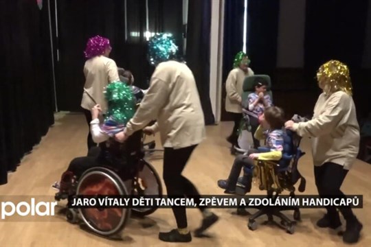 Jaro vítaly děti tancem, zpěvem a zdoláním handicapů