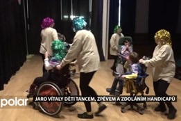 Jaro vítaly děti tancem, zpěvem a zdoláním handicapů