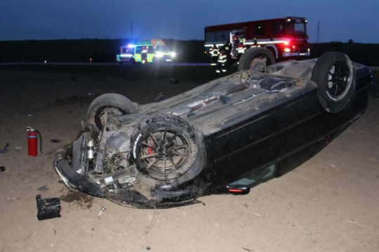 Auto se po smyku několikrát převrátilo, mladý řidič vyvázl s lehkým zraněním