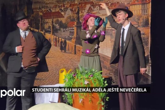 Studenti frýdlantského gymnázia sehráli muzikál Adéla ještě nevečeřela