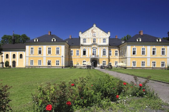 Na oběd svíčková nebo filé z candáta. Vlády Česka a Slovenska zasednou na zámku ve Studénce