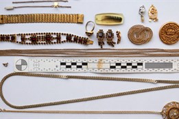 Stoletého seniora drželi násilím, zatímco kradli v domě. Dva pachatelé nakradli šperky a věci v hodnotě 90 tisíc korun