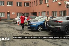 Hokejisté z Orlové potěšili děti v karvinské nemocnici plyšáky