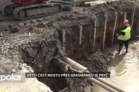 Větší část mostu přes Grasmanku je pryč