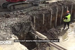 Větší část mostu přes Grasmanku je pryč