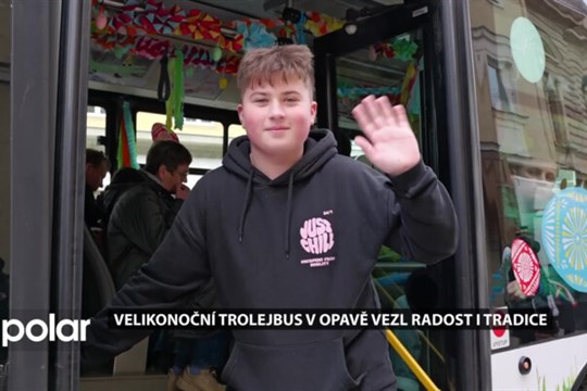 Opavou projel velikonoční trolejbus. Vezl radost i tradice