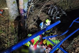 Vážná noční nehoda ve Vítkově-Zálužném, řidič byl pod vlivem drog, nepřipoutaný spolujezdec vypadl z auta
