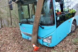 Řidič autobusu s téměř třemi promile havaroval u Žeravic