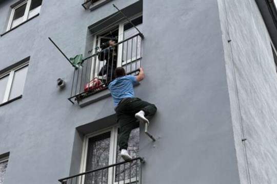 Recidivista kradl parfémy i elektrokola, policistům se při zatýkání schoval pod balkon