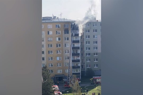 Při požáru panelového domu v Prostějově se zranili tři lidé a hasiči evakuovali přes padesát obyvatel