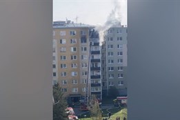 Při požáru panelového domu v Prostějově se zranili tři lidé a hasiči evakuovali přes padesát obyvatel