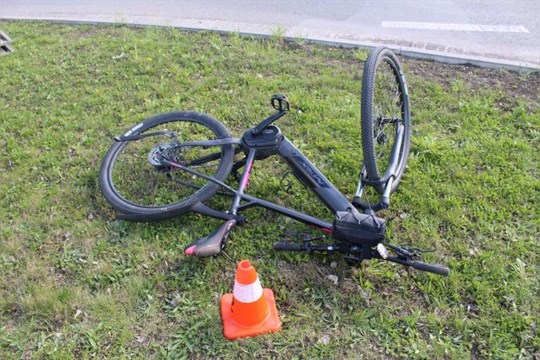 Cyklista letěl přes kapotu auta v Přerově!