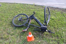 Cyklista letěl přes kapotu auta v Přerově!