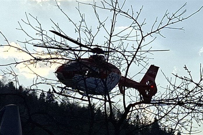 Muž se vážně zranil při práci se dřevem v Kozlovicích
