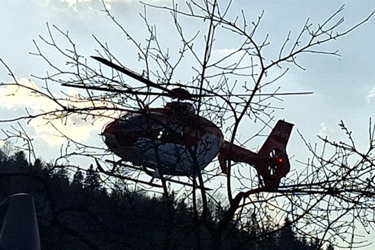Muž se vážně zranil při práci se dřevem v Kozlovicích
