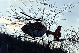 Muž se vážně zranil při práci se dřevem v Kozlovicích