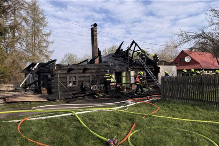 Požár kompletně zničil dřevěnou Roubenku v Dobré, škoda je 3 miliony