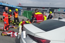 Tragická nehoda v Hlučíně. Řidička skútru zemřela po střetu s osobním autem