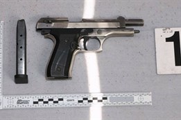 Ozbrojený muž chtěl v Litovli rum i peníze, policii tvrdil, že se chtěl nechat zadržet