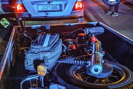 Noční drama na Skvrňanech: Posádka Fordu se pokusila strážníkům utéct, vezla kradenou motorku