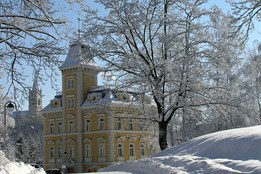 Aš vypisuje konkurzy na ředitele škol. Jde o zákonný postup, nikoliv nespokojenost, zdůrazňuje město