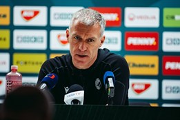 Hyský chválil vlastní hráče, pěnil ale kvůli trávníku: Každý krok mohl znamenat zranění, je to ostuda