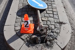 Neznámý řidič zdemoloval dopravní značky a ujel. Policisté po něm pátrá!