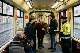 Cestující po pádu skončil v péči lékařů. Policisté hledají svědky z tramvaje!