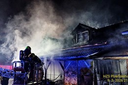 Tržnici v Horní Folmavě pohltily plameny. Hasiči uvnitř budovy hledali lidi