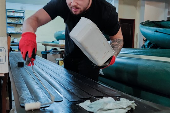 Zaměstnanci Ingetour opravují lodě pro vltavské vodáky