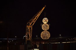 Kovozoo ve Starém Městě má novou dominantu! Gigantického sněhuláka vyrobili z ráfků starých jízdních kol