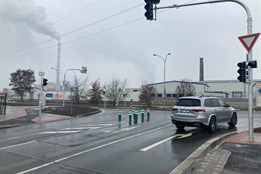 Plynuleji a bezpečněji. Křižovatka Chrástecké a Jateční dostala chytré řízení 