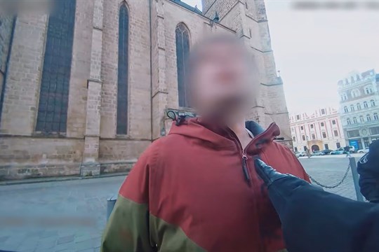 "Tohle udělat, tak jede na výplach očí od pepřáku do nemocnice." Skoro tři promile a plivanec na strážníka (video)