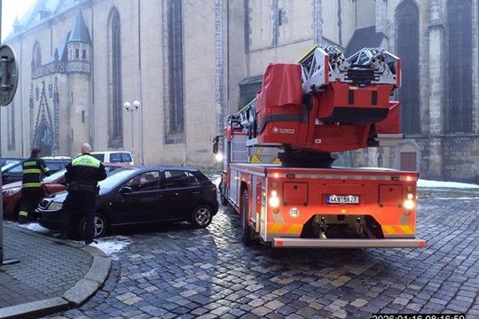 Tři metry mohou zachránit život. Policisté a hasiči kontrolovali parkování v Chebu