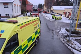 Pacient psychiatrie v Dobřanech vylezl na stožár, při sestupu skočil a zranil se