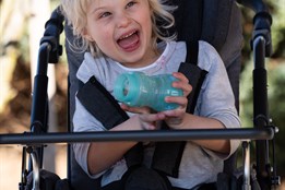 Neznámá diagnóza, ale nekonečná láska. Čtyřletá Zorinka z Plzeňska bojuje o šanci na lepší život