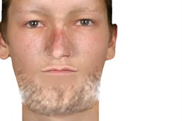 Brutální útok v centru Plzně. Policie hledá muže v oranžové bundě, senior skončil s vážným zraněním