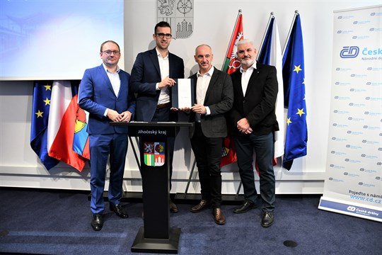 V Jihočeském kraji bude příští rok jezdit dalších pět RegioPanterů. Kraj podepsal smlouvu s ČD