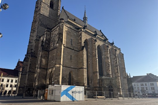 Katedrálu sv. Bartoloměje obklopí lešení, začala rekonstrukce střechy