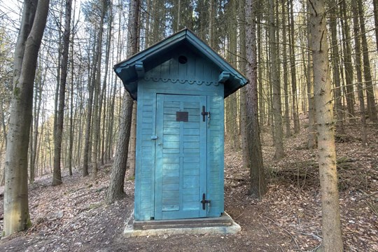 Byla jich stovka, zbyla jediná: Karlovy Vary zachránily unikátní historickou toaletu u Beethovenovy stezky