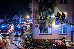 Noční požár v Kaznějově: Jeden zraněný a milionové škody. Příčina? Elektrokoloběžka