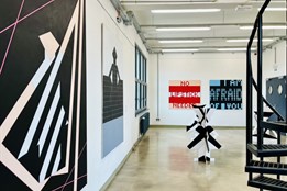 Velkorysé formáty i Bára Hrzánová: Galerie TOSTA v Plesné otevírá sezonu výstavou Velké jaro