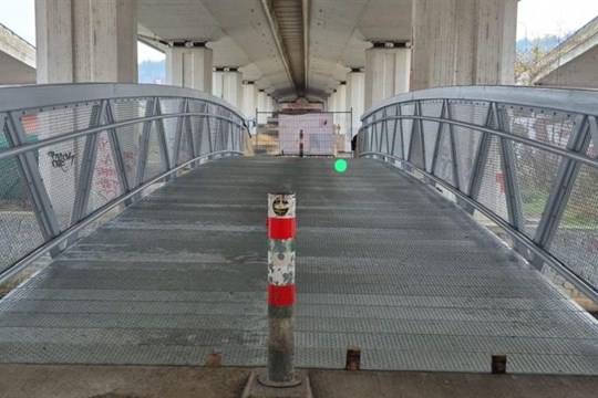 Dřevěnou lávku na Cyklostezce Ohře nahradila moderní ocelová konstrukce 