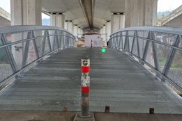 Dřevěnou lávku na Cyklostezce Ohře nahradila moderní ocelová konstrukce 